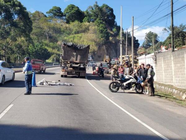 Hasta el momento se desconoce la identidad del fallecido, quien quedó tendido en medio de la carretera.