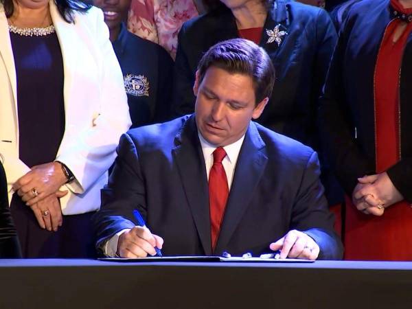 El gobernador republicano Ron DeSantis promulgó la ley antimigrantes.