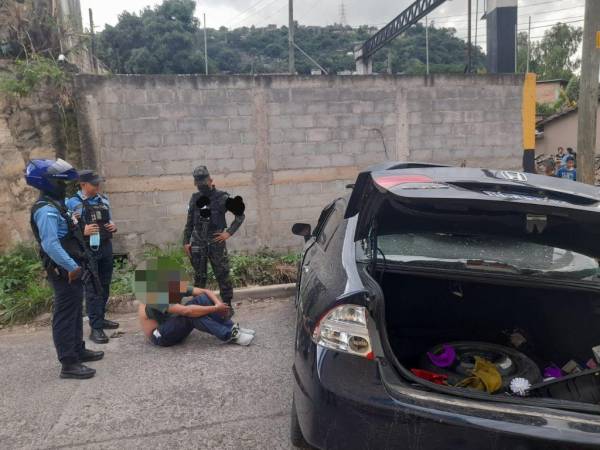 Las autoridades capturaron a uno de los jóvenes, mientras que el otro perdió la vida tras accidentarse.