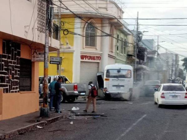 Tras colisionar contra el vehículo turismo, la unidad de transporte fue a impactar contra un negocio.