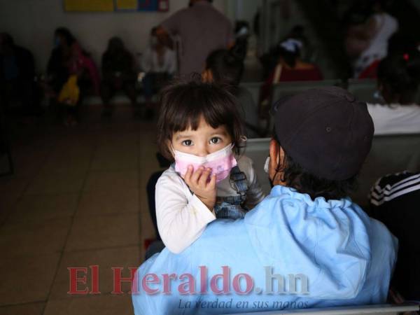 La pequeña Jeisell Barahona llegó al Alonso Suazo acompañada de su madre y abuelo con fiebre y ojos tristes, esperan que no sea dengue.