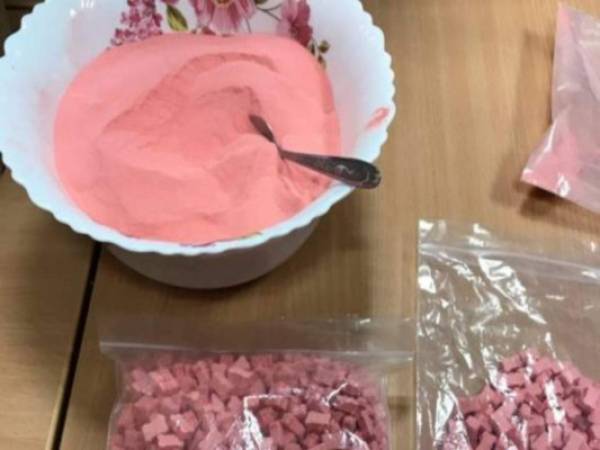 El tuit iba acompañado de dos fotos en las que se veían cantidades de polvo rosa y pequeñas pastillas del mismo color en bolsas.