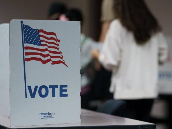 Este martes 5 de noviembre, los ciudadanos de Estados Unidos acuden a las urnas no solo para elegir al próximo presidente y vicepresidente, sino también para votar sobre una amplia variedad de cargos y propuestas locales y estatales.