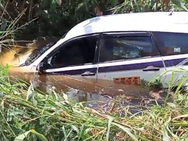 La unidad de transporte con registro 0544 y placa HBC3190 fue encontrada pantanosa a cercanías de una calle de tierra en el sector de la colonia Villa Neem.