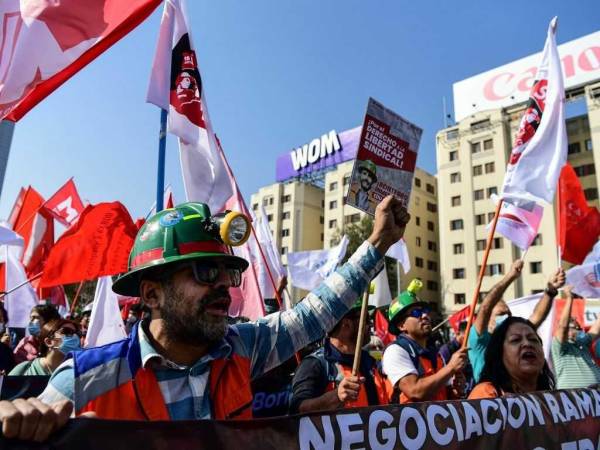 En otra manifestación convocada por otros sindicatos en el municipio de Estación Central, se registraron fuertes incidentes entre manifestantes, que encendieron barricadas.