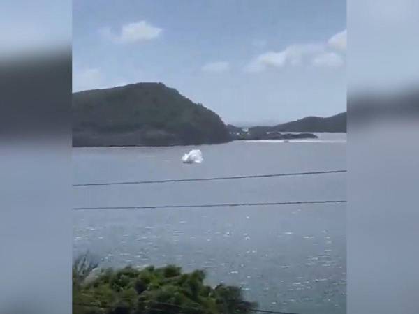 Ese fue el momento en que el avión cayó sobre el mar.