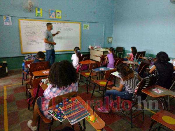 La implementación del programa deberá focalizarse en el área rural debido a que, según indicadores del INE, el 18% de analfabetismo corresponde a esa área.