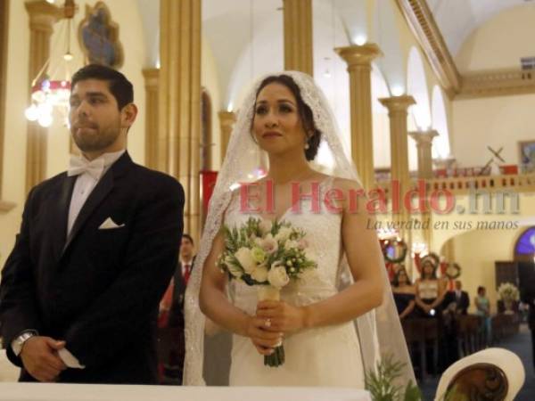 David Rivera Gaekel e Ivonne Hernández Bonilla se dieron el 'Sí, acepto' en la Basílica de Suyapa en una íntima ceremonia. Foto: Alejandro Amador/El Heraldo