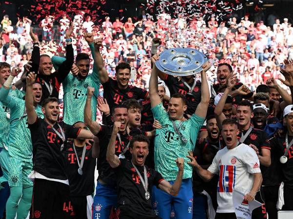 Los jugadores del Bayern de Múnich celebran con el trofeo después del partido de fútbol de la Bundesliga de la primera división alemana entre el FC Colonia y el FC Bayern de Múnich en Colonia, Alemania occidental.