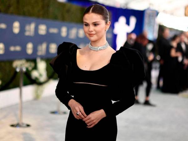 Selena antes de caerse por culpa de sus zapatos en la alfombra roja de los SAG.