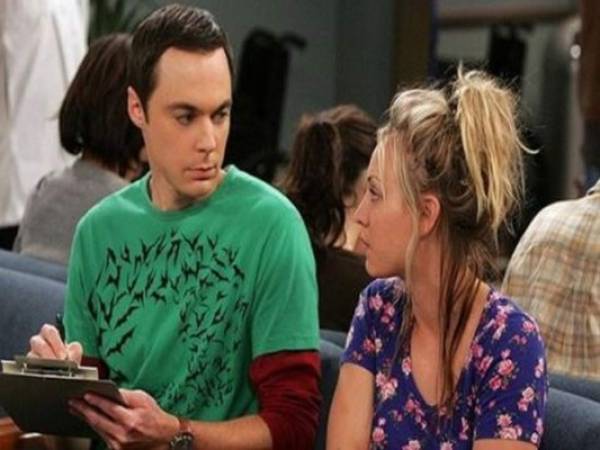 Parsons interpretando a Sheldon Cooper en la serie The Big Bang Theory.