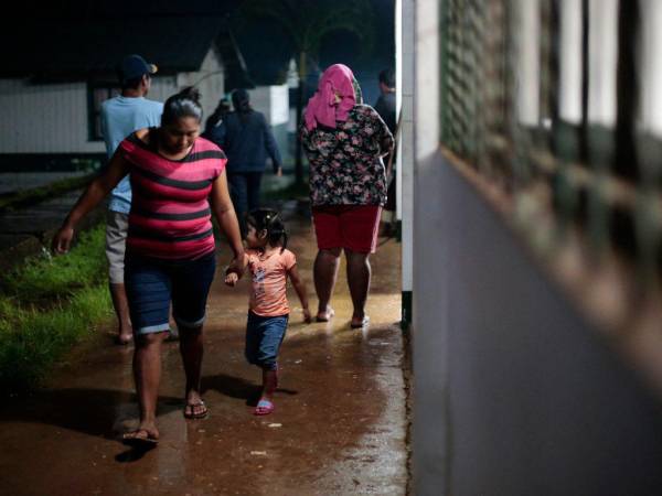 En su paso por Nicaragua, la tormenta Bonnie no provocó graves daños y muchas personas evacuadas retornaron a sus casas el sábado.