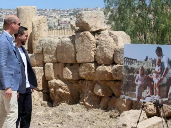 Durante la visita real colocaron una ampliación de la postal de la familia Middleton. (Foto: Univisión)