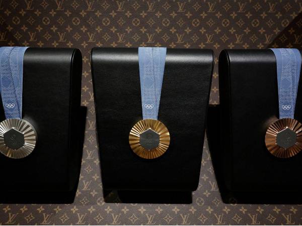 Las medallas de los Juegos Olímpicos de París 2024 se exhiben dentro de un baúl diseñado a medida y fabricado por Louis Vuitton.