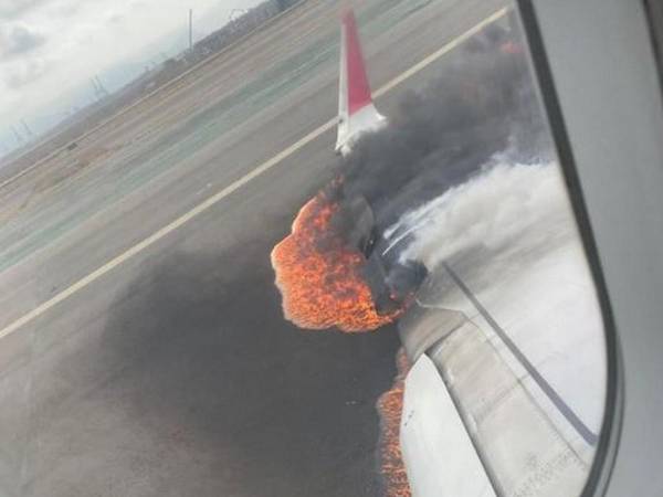 La imagen tomada por uno de los pasajeros del avión captó el momento en que la ala tomaba fuego tras colisionar contra el camión de bomberos.