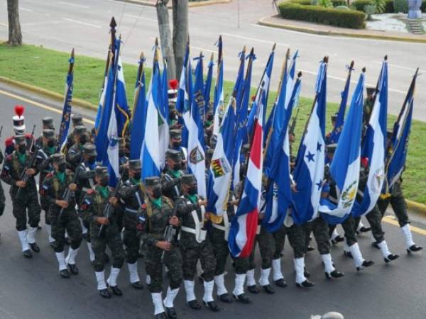 El desfile estuvo integrado por policías y militares.