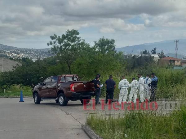 El cuerpo fue detectado a un lado de la vía cerca de la maleza que crece en el lugar.