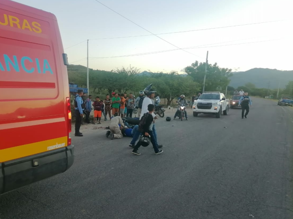 El cuerpo de ambas personas quedó tendido junto a su motocicleta, donde solo uno de ellos perdió la vida.