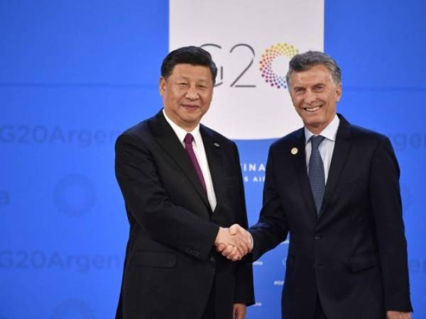 El presidente de China, Xi Jinping, es recibido por el presidente de Argentina, Mauricio Macri, en Costa Salguero, en Buenos Aires, para asistir a la Cumbre de Líderes del G20. Trump aún no arriba. (Foto: AP)