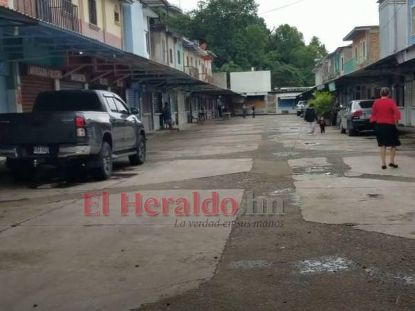 Ante el riesgo por inundaciones, decenas de vendedores se han visto obligados a cerrar sus negocios para poner a salvo sus vidas.