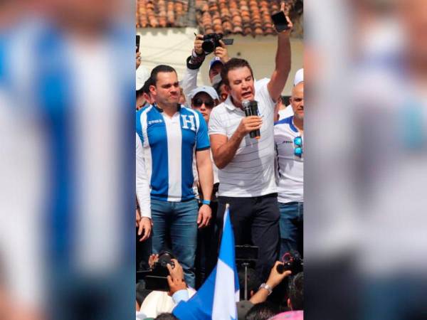 Salvador Nasralla mientras pronunciaba su discurso en la movilización, junto a líderes nacionalistas y liberales.