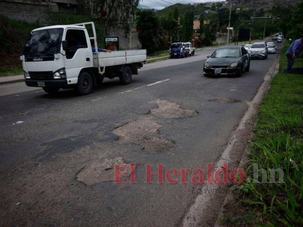 Estos enormes agujeros están en el anillo periférico, unos metros antes de ingresar al túnel que da acceso al bulevar Centroamérica.