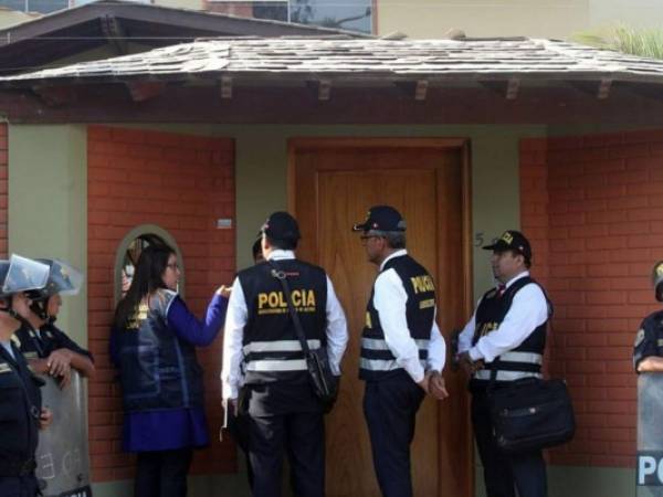 La casa donde vive el expresidente con su familia, situada en el distrito limeño de Surco, fue rodeada por policías mientras la fiscalía notificaba su incautación este lunes. foto Cortesía El Comercio