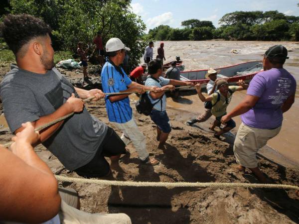 Dolorosas escenas se viven en las zonas devastadas debido a que las familias perdieron sus bienes por el paso de las lluvias. Muchas comunidades siguen incomunicadas.