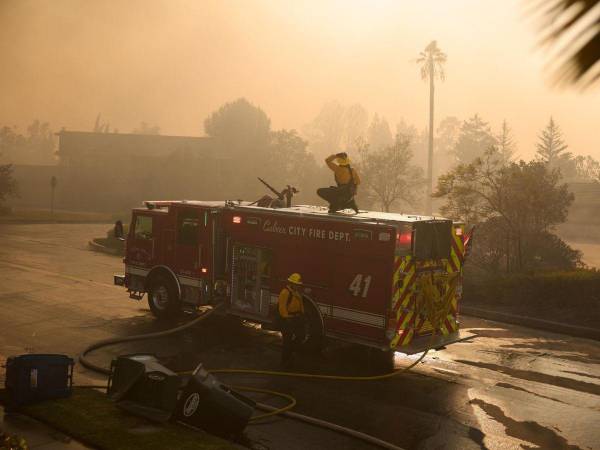 El gobernador estatal, Gavin Newsom, informó por su parte en un comunicado que el rápido avance de las llamas forzó la evacuación de más de 10.000 personas y amenazó a 3.500 hogares, estructuras y negocios.