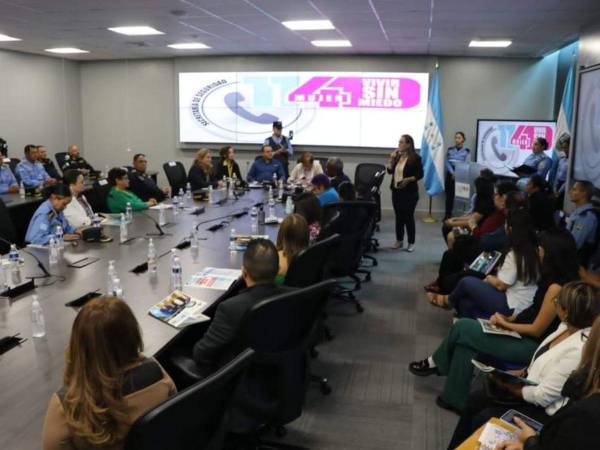 En la presentación estuvieron presentes el ministro de Seguridad, Gustavo Sánchez, y la designada presidencial, Doris Gutiérrez.