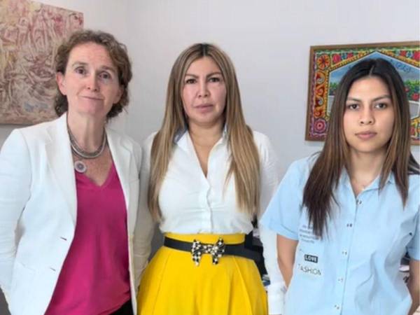 La representante de la ONU en Honduras, Alice Shackelford, se reunió con la madre y la hermana de Angie Peña, desaparecida en Roatán.