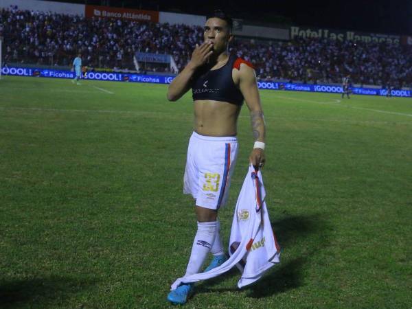 Michaell Chirinos celebra enviando un beso luego de anotar el 2-0 en la final de la Liga Nacional ante Motagua.