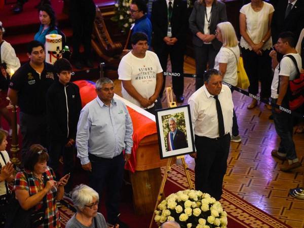 Con la asistencia de cuatro de los 33 mineros rescatados con vida en 2010, tras 69 días atrapados bajo tierra en el norte de Chile, rindieron honores este jueves al fallecido expresidente Sebastián Piñera en el funeral de Estado. Los sobrevivientes destacaron el empeño que puso Piñera para no desistir en su rescate.