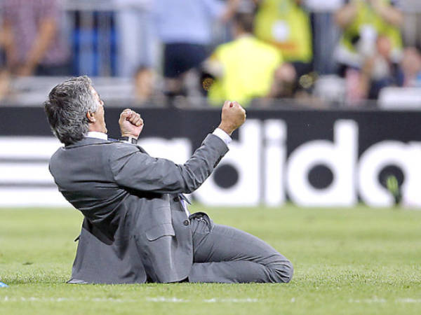 Real Madrid's coach Jose Mourinho from Portugal reacts after Cristiano Ronaldo scored the winning goal during a Group D Champions League soccer match against Manchester City at the Santiago Bernabeu stadium in Madrid Tuesday Sept. 18, 2012. Real Madrid beat Manchester City 3-2. (AP Photo/Paul White)