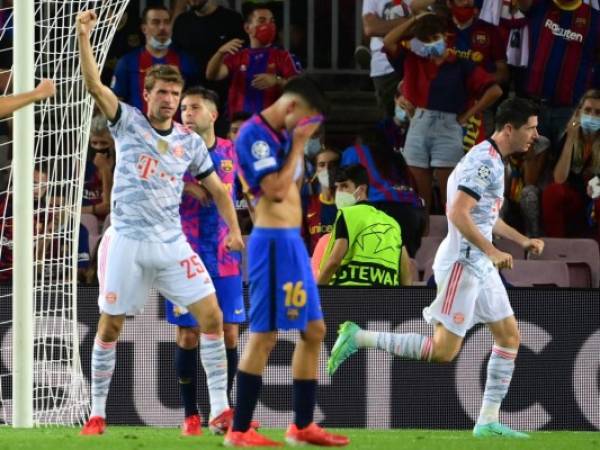 El delantero polaco del Bayern de Múnich Robert Lewandowski (R) celebra su gol con el delantero alemán del Bayern Múnich Thomas Mueller (L) durante la primera ronda de la Liga de Campeones de la UEFA, grupo E, partido de fútbol contra el Barcelona. Foto:AFP