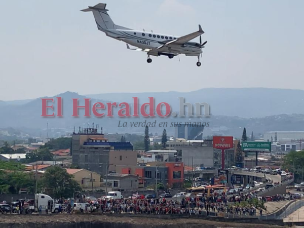 Al menos un centenar de personas se apostó a inmediaciones del aeropuerto Toncontín.