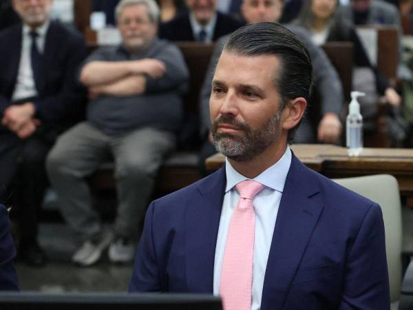 Donald Trump Jr. se sienta en una sala del tribunal de Nueva York para el juicio por fraude de su padre en la ciudad de Nueva York.