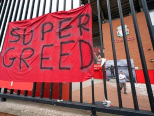 Aparece una manta con un mensaje de protesta contra la Superliga, a la que califica de 'Supercodicia', en las rejas del estadio Anfield de Liverpool. Foto: AP