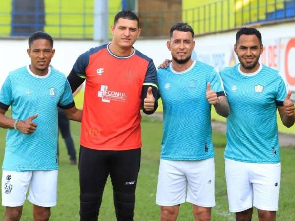 Los cuatro futbolistas de Potros con pasado Merengue posan para el lente de EL HERALDO.