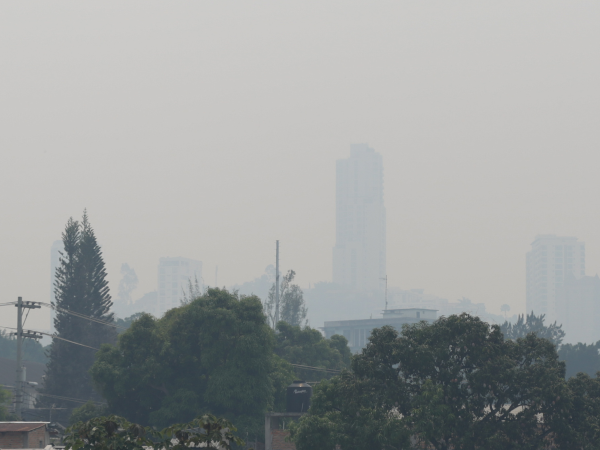 Imágenes de cómo se encuentran los cielos capitalinos tras la densa capa de humo provocado por los incendios.