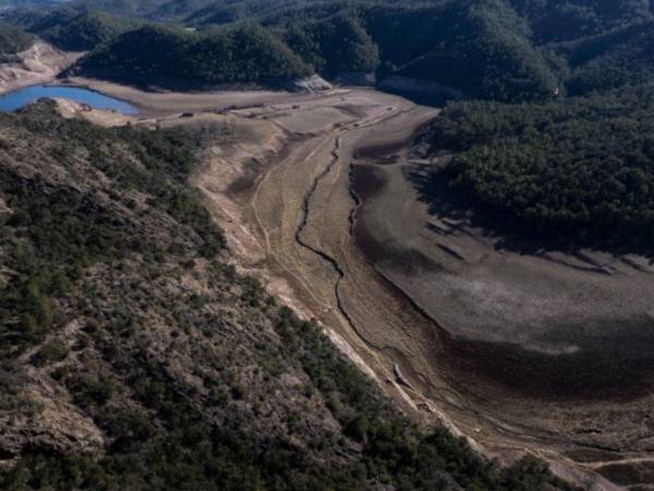 Si las reservas siguen bajando, se avanzará a las siguientes fases, que implican restricciones aún más severas en el umbral de consumo.