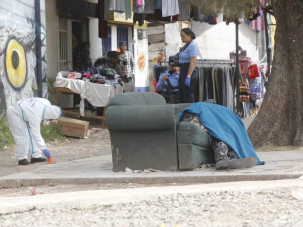 Una de las víctimas mortales quedó tirada sobre un viejo mueble colocado por los vecinos en un área verde de la colonia.