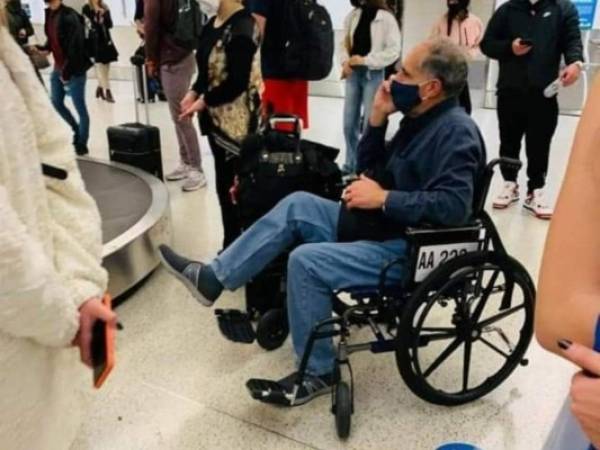 El alcalde en un aeropuerto de Estados Unidos a la espera de su vuelo.