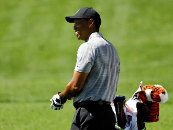 Tger Woods sonríe en una práctica para el Masters de Augusta. (Foto: AP)