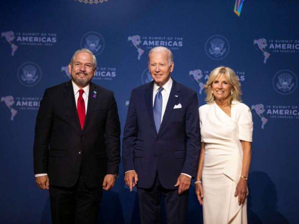 El canciller Reina en la Cumbre de las Américas junto al presidente Joe Biden y su esposa, Jill Biden. Con EE UU se abordará el TPS.