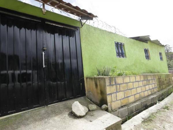 Una casa recién y mal pintada en color verde, un portón negro, ventanas diseñadas con pilares, era la casa a la que Roger Coleman y Annie Villatoro pretendían mudarse en la colonia Mirador de Oriente el pasado 23 de junio, desde la Residencia Honduras con ayuda de tres amigos. Sin embargo, los cinco jóvenes nunca se imaginaron que sería después de meter algunas de sus pertenencias que encontrarían la muerte de forma violenta por supuestos integrantes de la Pandilla 18.