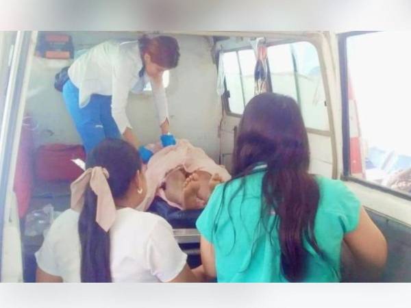 Brenda fue trasladada inicialmente a la emergencia del Hospital Gabriela Alvarado, pero debido a la gravedad de sus heridas, fue transferida en ambulancia al Hospital Escuela en la capital hondureña, donde recibe atención médica especializada.