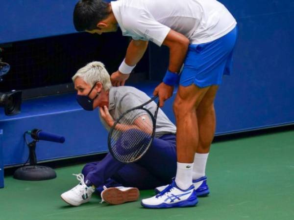 Djokovic dijo que fue a revisar el estado de la jueza tras el incidente y ella le aseguró que no era una lesión seria. Foto: AP