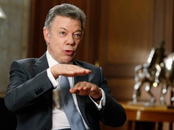 El presidente de Colombia, Juan Manuel Santos, habla durante una entrevista en el Palacio Presidencial en Bogotá. El Consejo Nacional Electoral citó a Santos para el 4 de octubre mientras investiga el supuesto ingreso de dinero ilegal del gigante de la construcción brasileño Odebrecht a su campaña presidencial de 2014. Foto: AP / Fernando Vergara, Archivo