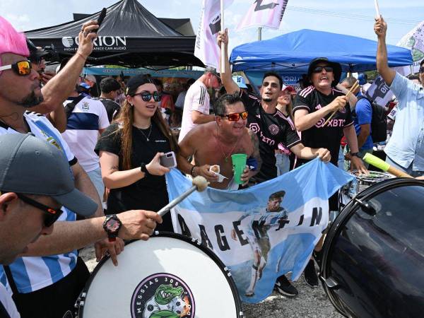 La ciudad de Miami se ha contagiado de un fervor futbolístico sin precedentes tras el anuncio de la llegada de Lionel Messi al Inter Miami. Los hinchas del equipo y fanáticos del astro argentino no han escatimado en muestras de alegría y entusiasmo, celebrando este histórico fichaje que ha revolucionado el mundo del fútbol.